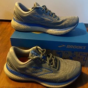 Running shoes for men size 8